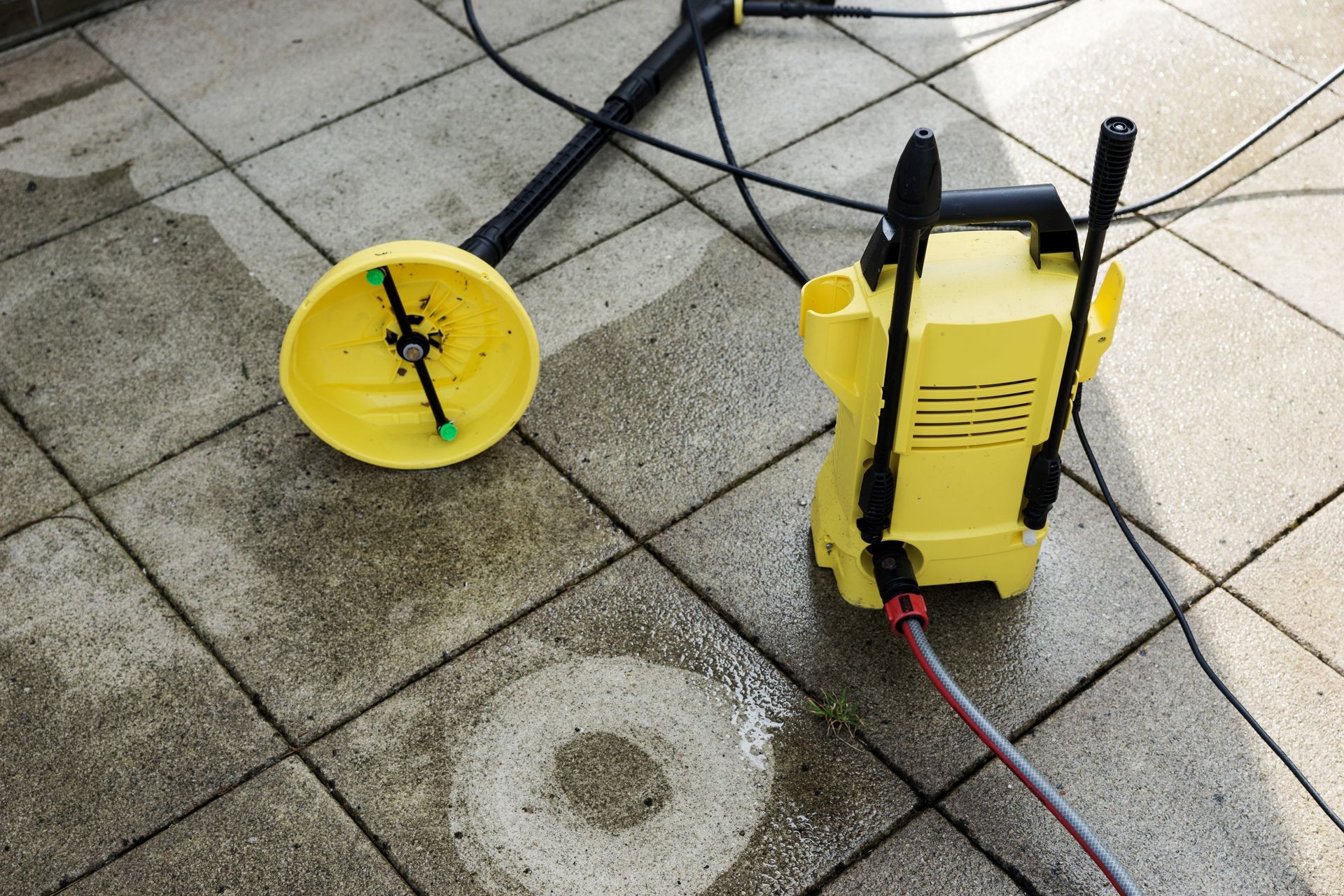 High pressure water cleaner to clean the dirty terrace